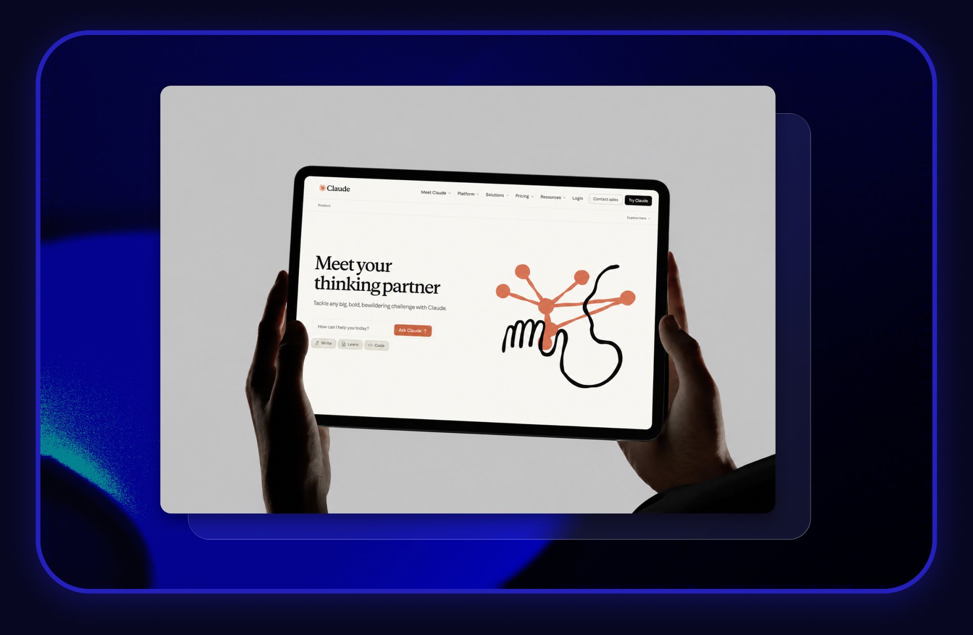 Handen die een tablet vasthouden met de Claude-homepage, de AI-codeerassistent waarmee wij bouwen