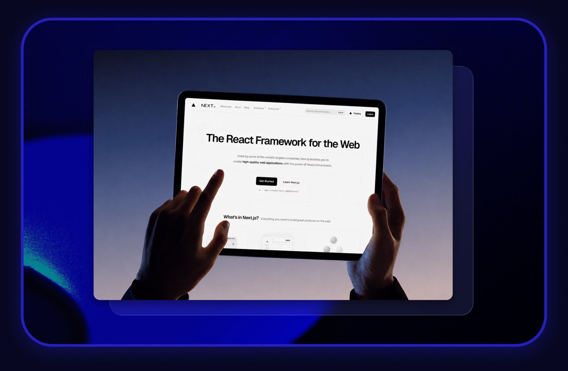 Handen die een tablet vasthouden met de Next.js-homepage, het React-framework in de kern van onze stack