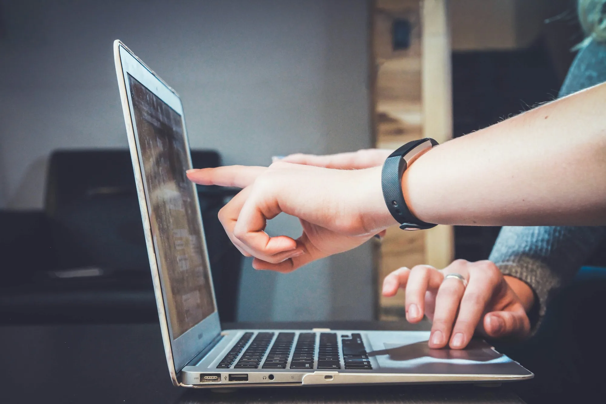 Studierende am Laptop – MVP-Entwicklungsteam
