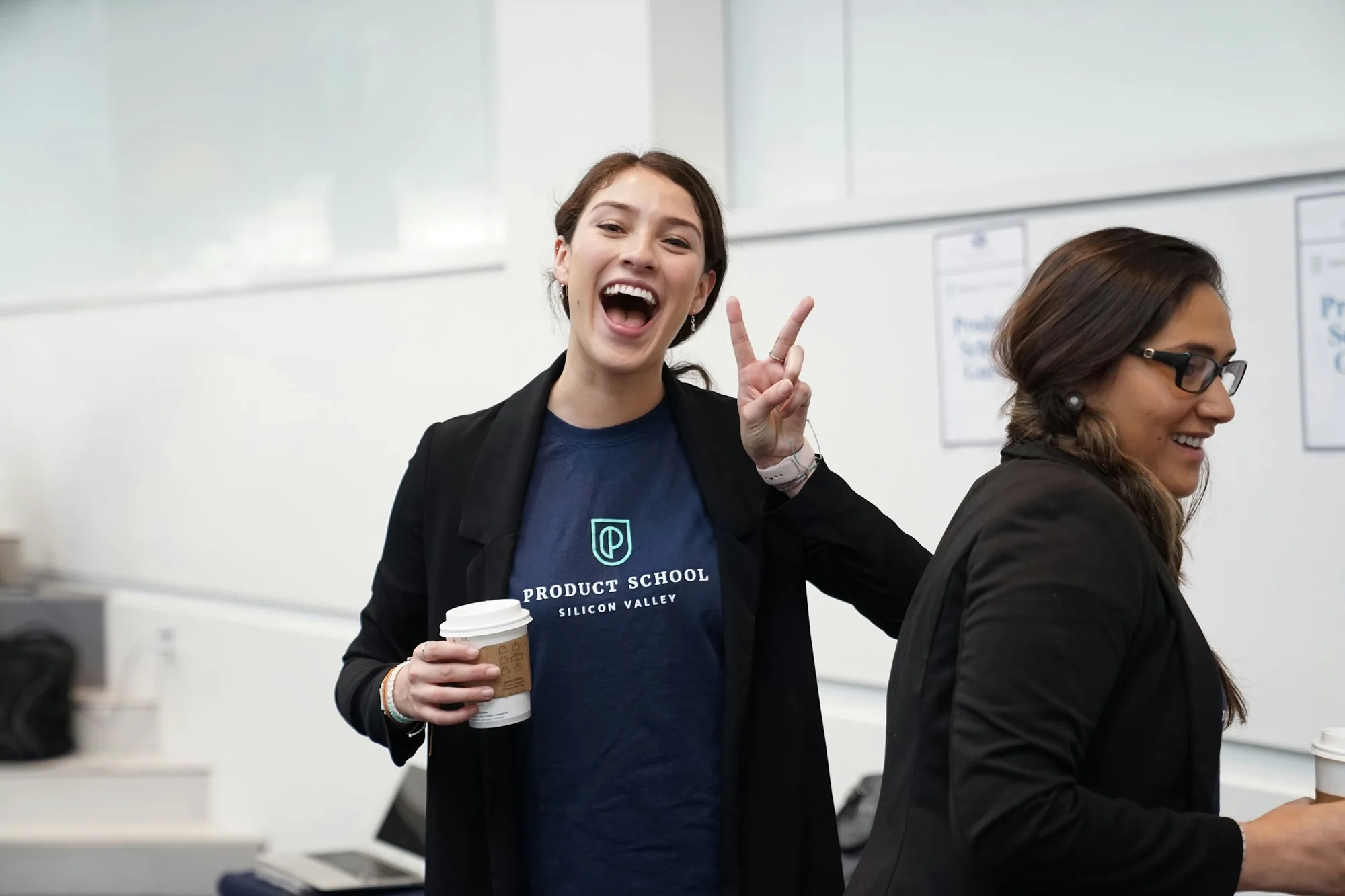 Fröhliche Frau – Minimum Viable Product im Vergleich zum Prototyp