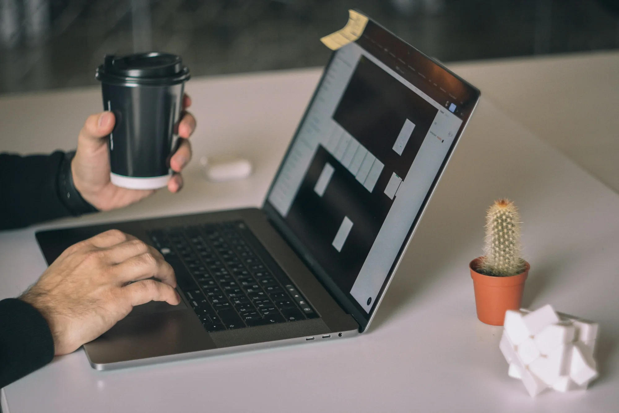 Person am Laptop – Minimum Viable Product im Vergleich zum Prototyp