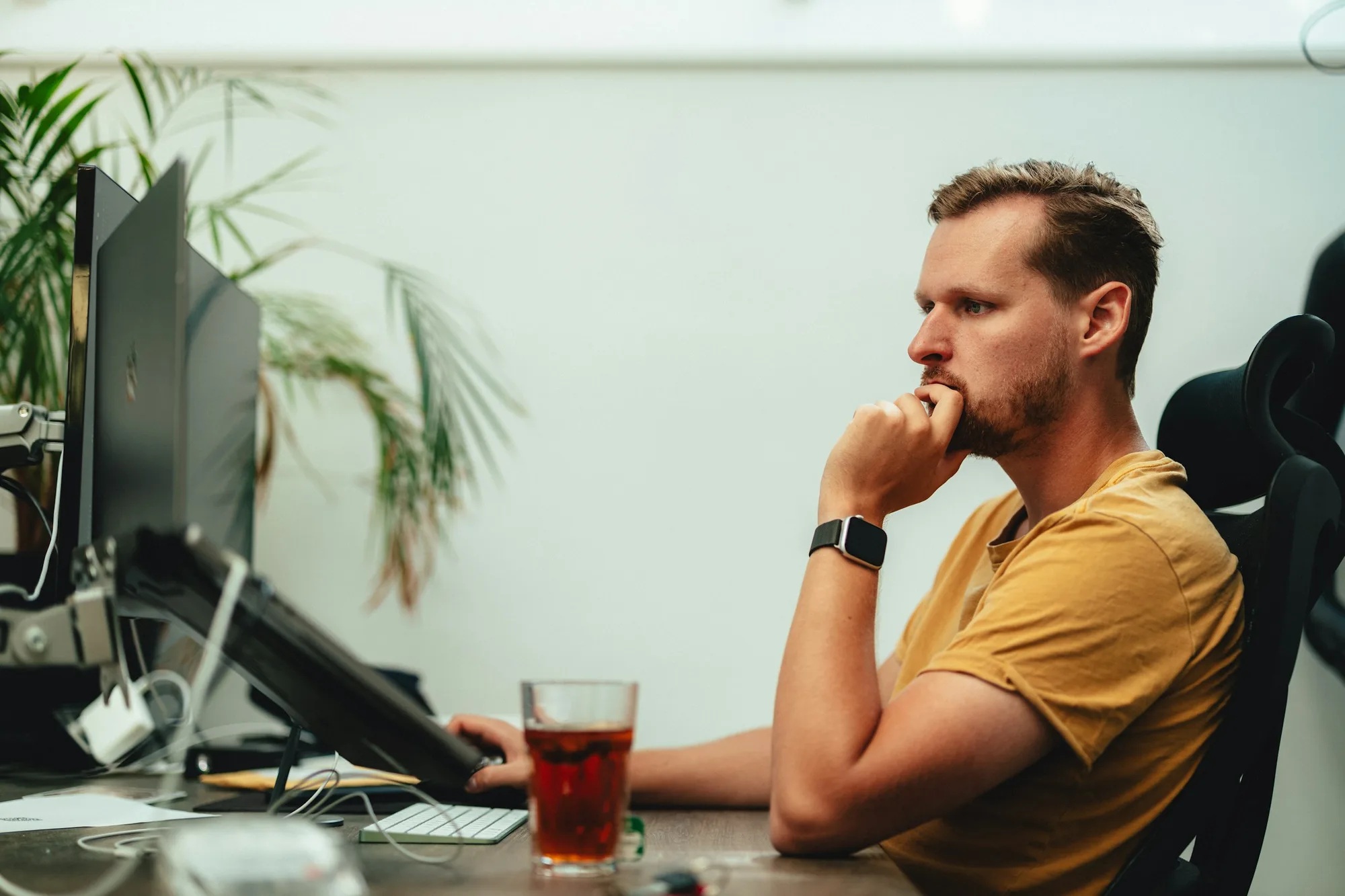 man achter een computer – MVP-ontwikkelaar
