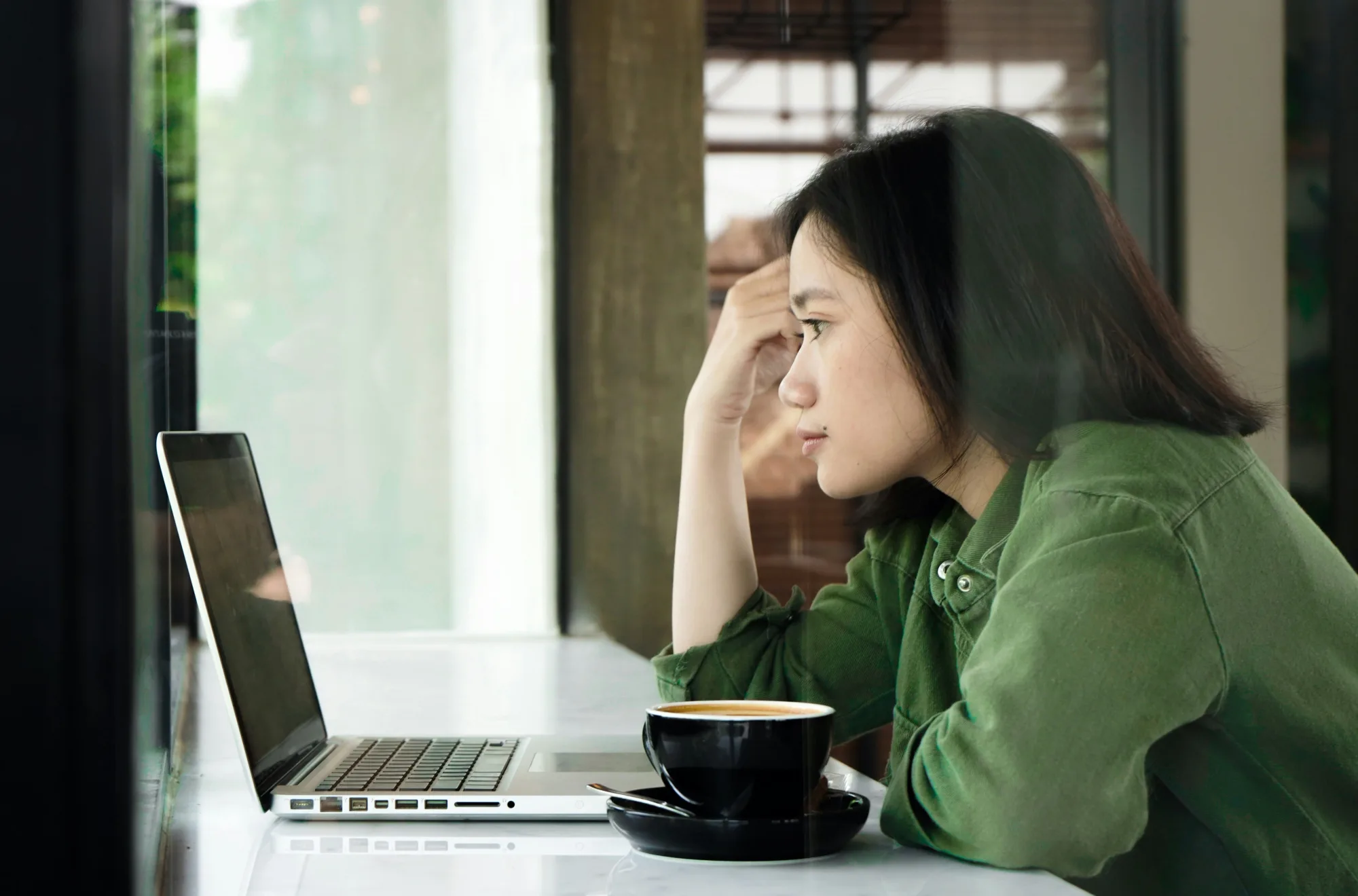 Vrouw met een laptop - MVP-ontwikkelingsproces