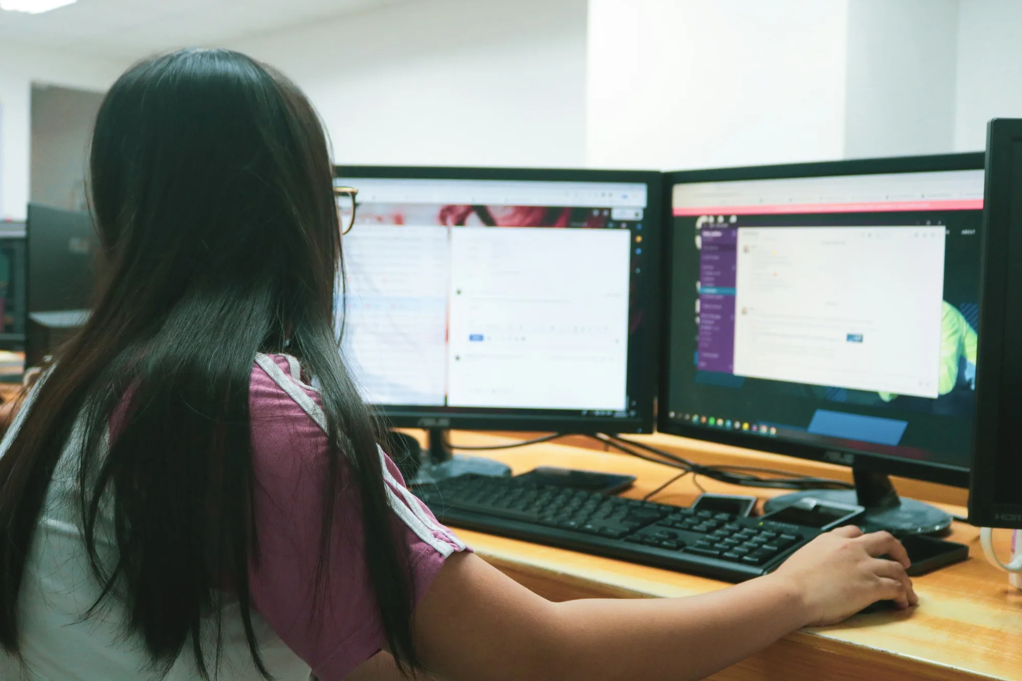 Vrouw achter een laptop — een MVP lanceren