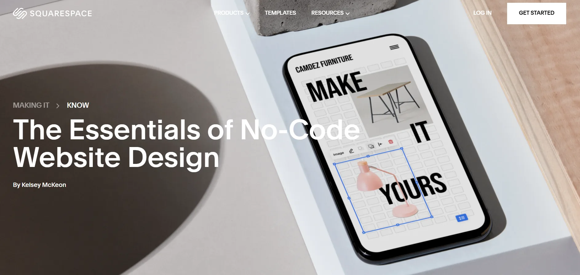 Squarespace-Artikel "The Essentials of No-Code Website Design" mit einem Smartphone, das einen Website-Editor zeigt