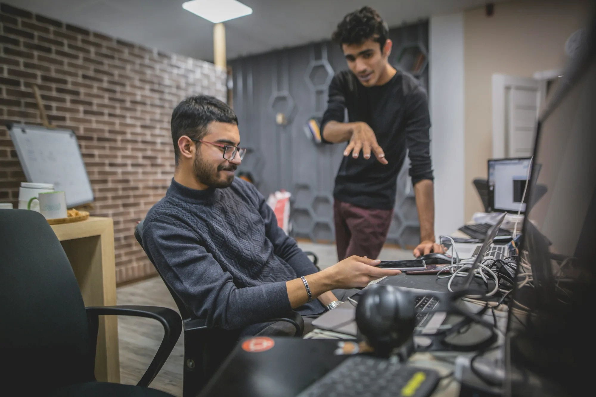 Man met een laptop - MVP-ontwikkelingsproces