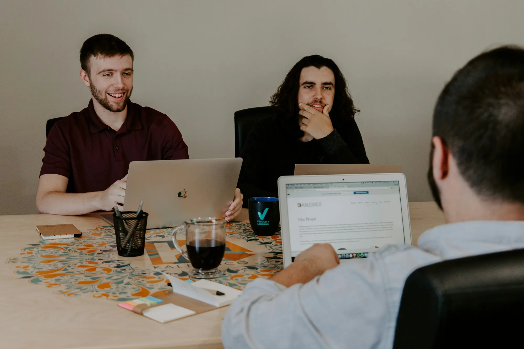 medewerkers met laptops – MVP-ontwikkelaar