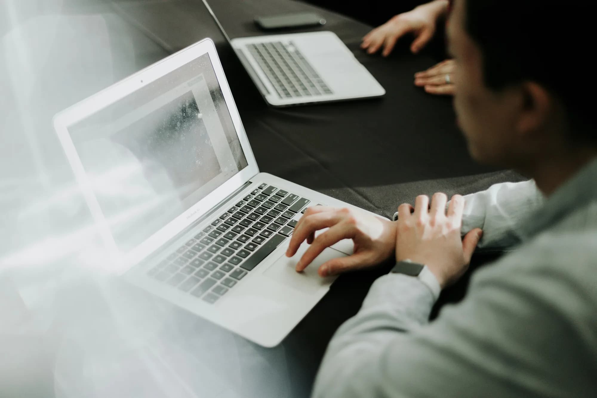 Mann mit einem Laptop – MVP-Marketing