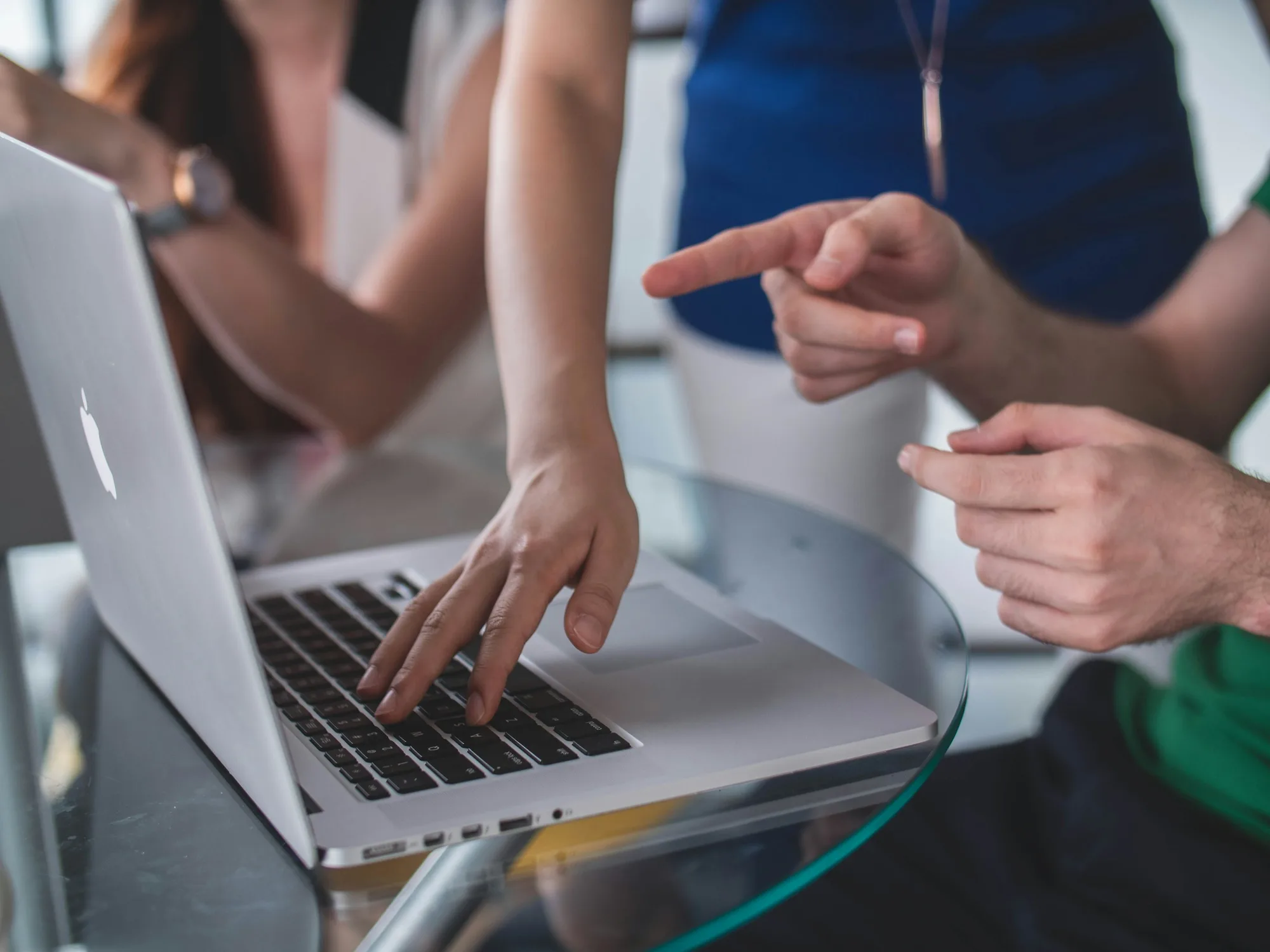 medewerkers met een laptop – MVP-ontwikkelaar