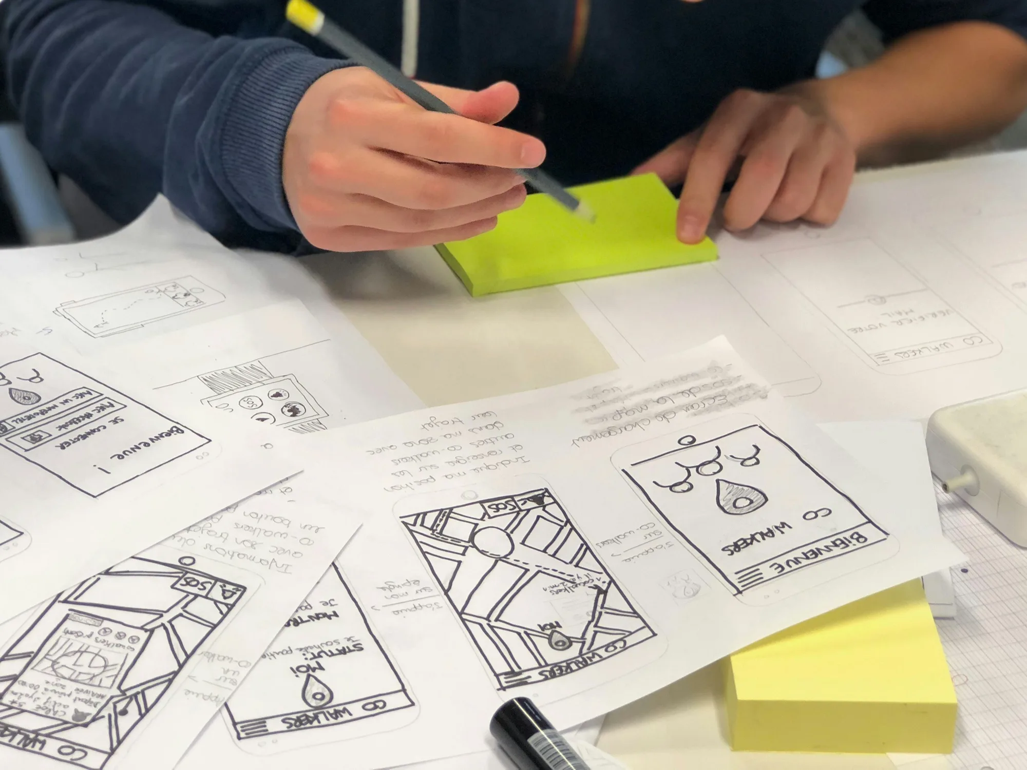 Person macht Notizen – Minimum Viable Product im Vergleich zum Prototyp