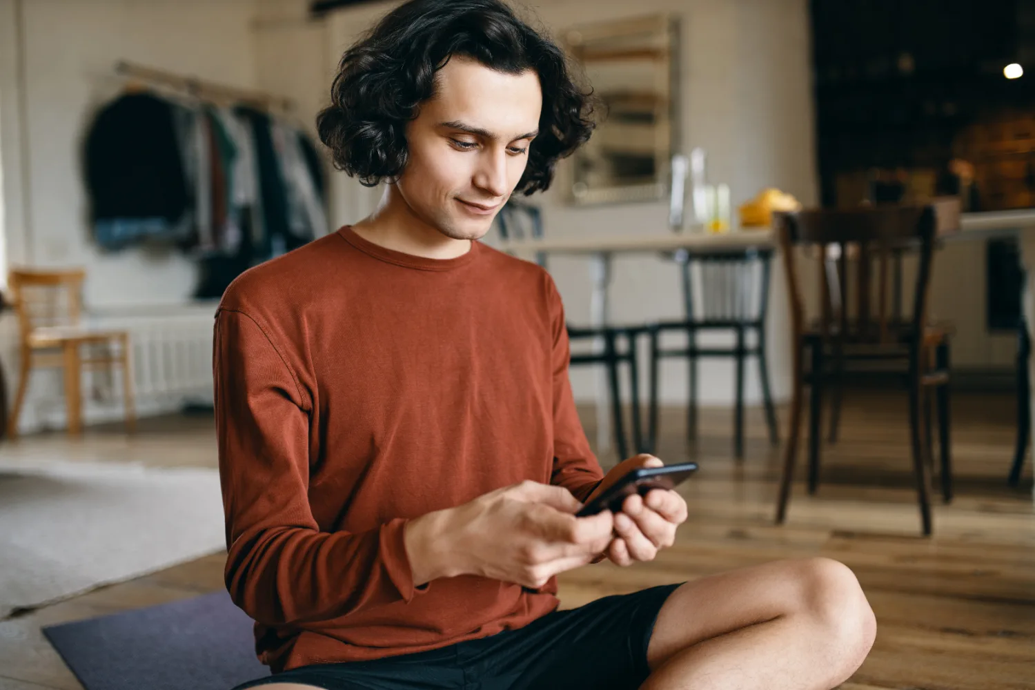 Eine Person verwendet ein Smartphone.