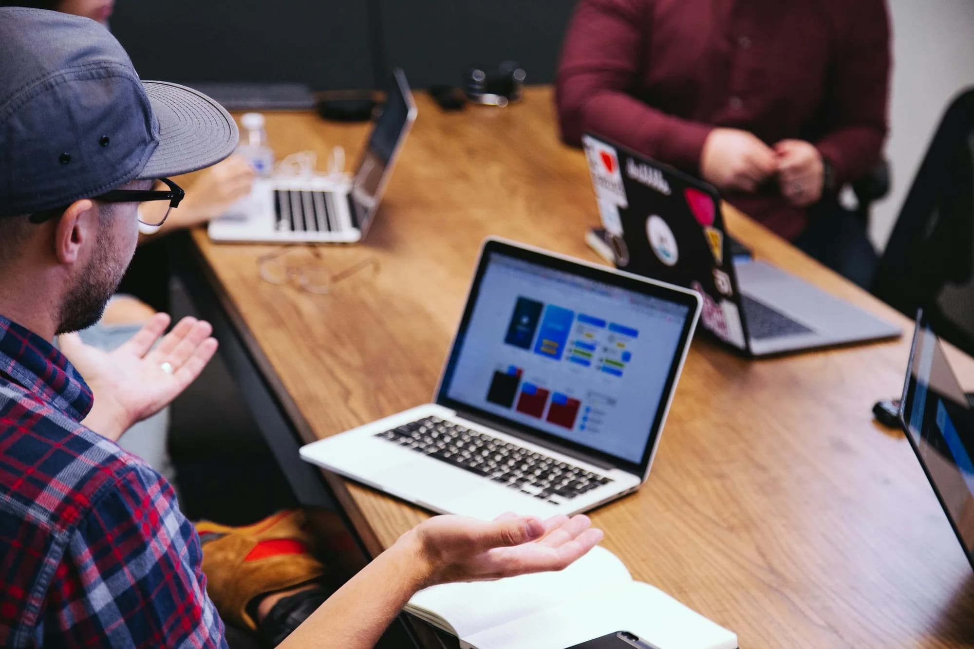 Menschen in einem Meeting – So entwickelst du eine MVP-App