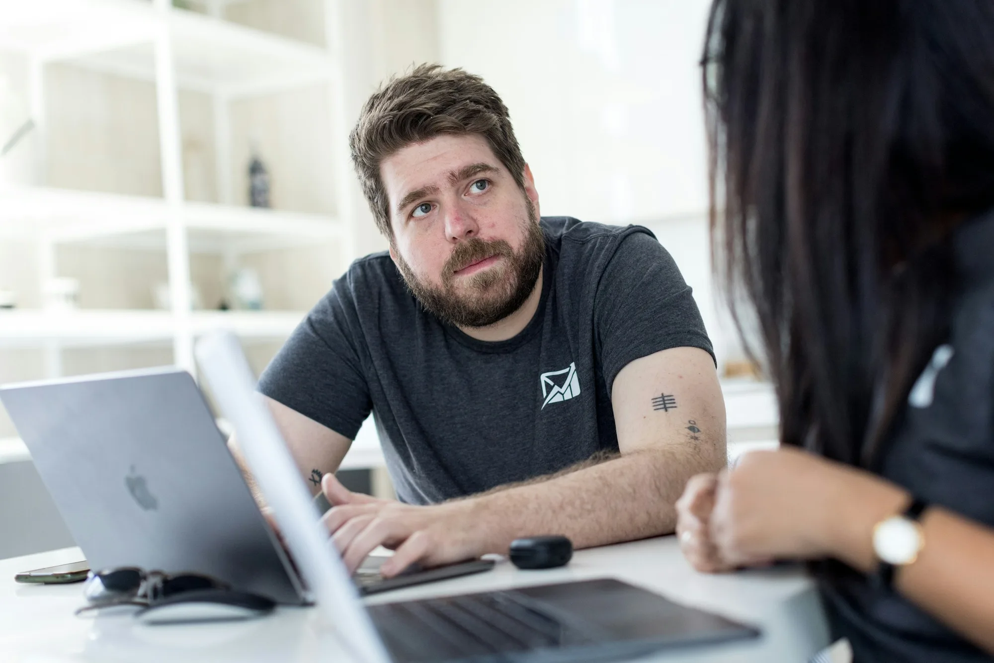 Man met een laptop - MVP-ontwikkelingsproces