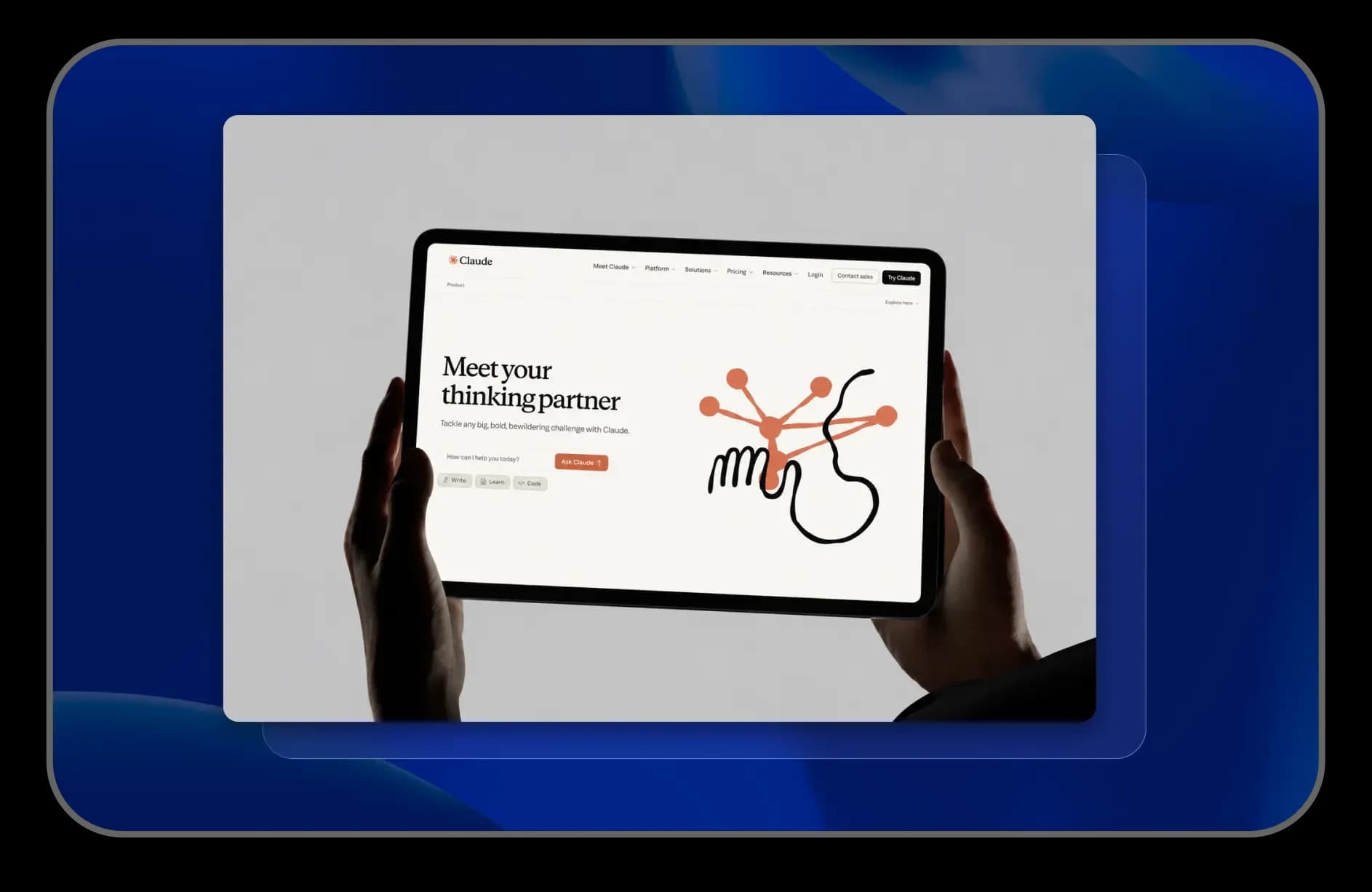Claude-Website auf einem mit beiden Händen gehaltenen Tablet