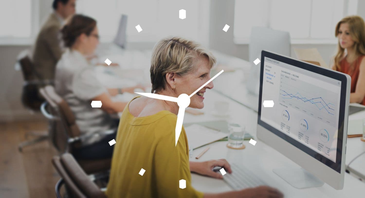 Lachende kantoormedewerker achter een computer met een financieel dashboard, met een wit klokpictogram over de foto heen