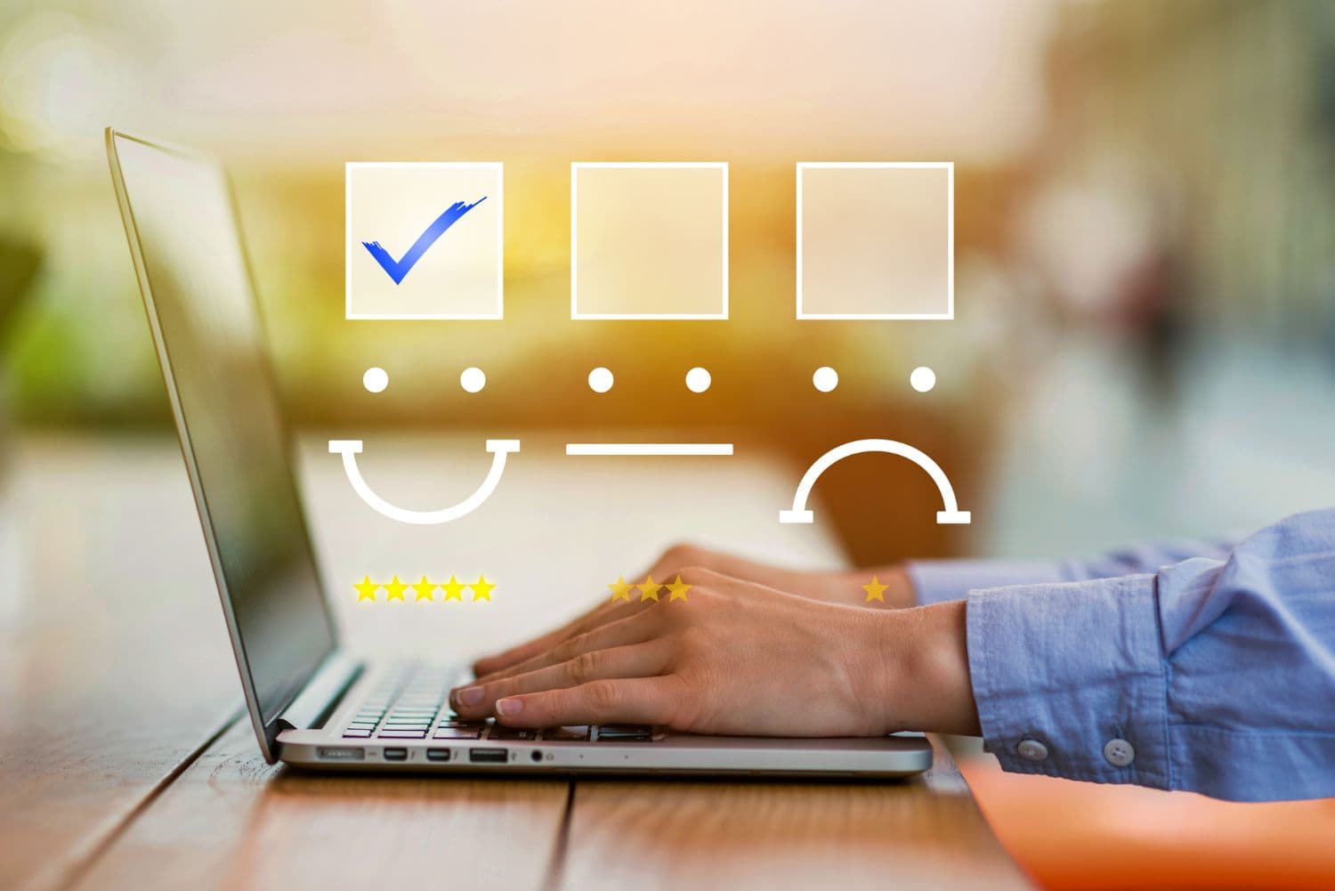 Handen die typen op een laptop met een feedbackoverlay van een selectievakje, smileys en sterbeoordelingen