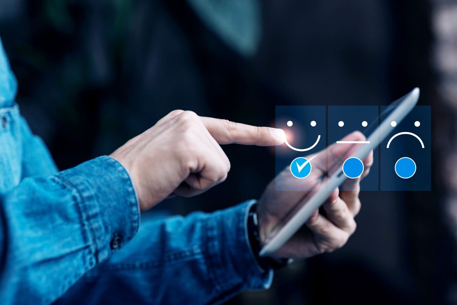 Hand die op een tablet tikt met een beoordelingsoverlay van blije, neutrale en droevige gezichten, waarbij het blije gezicht is geselecteerd