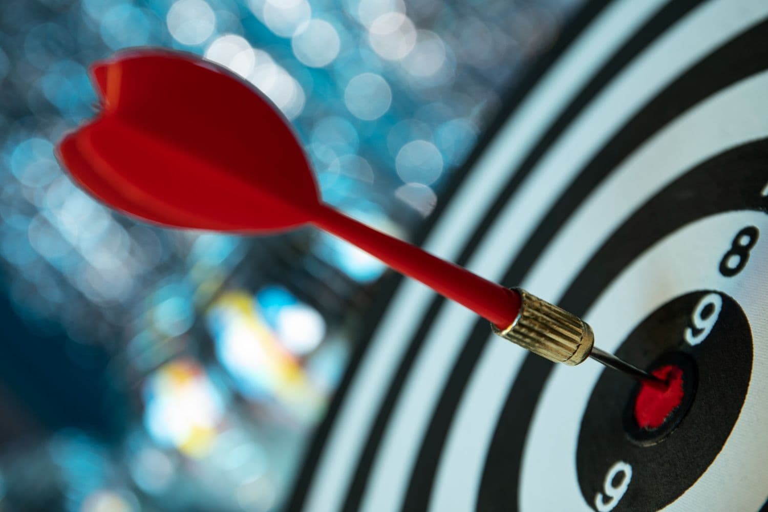 Rode dartpijl in de roos van een dartbord, als beeld van een gerichte, doordachte productstrategie voor SaaS